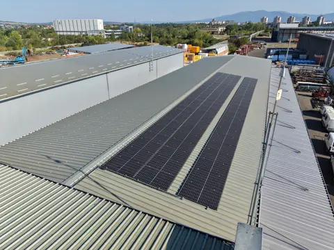 Detalj reda solarnih panela na krovu IC Systems objekta