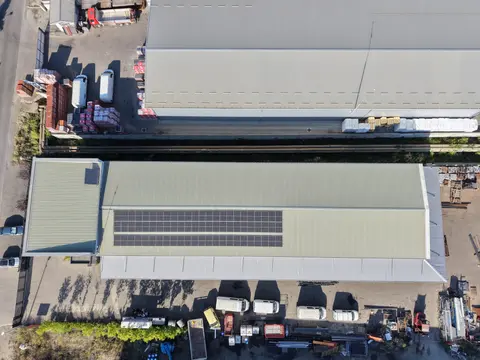 Solarna elektrana IC Systems snimljena iz vazduha, pogled odozgo